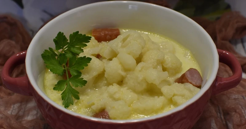Zupa z kalafiora z kabanosami