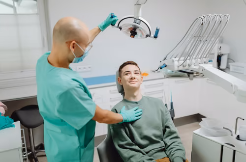 Leczenie u dentysty bez wysokich rachunków – jak działają kliniki uniwersyteckie?