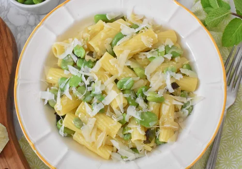 Makaron z bobem, serem pecorino i miętą