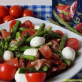 Pikantna sałatka z grillowanymi szparagami, mozzarellą i suszonymi pomidorami