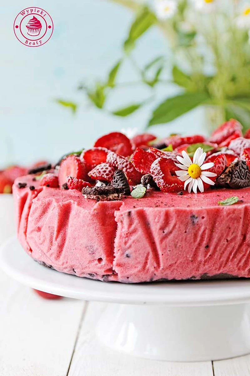 Truskawkowy tort mrożony