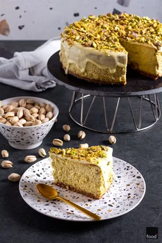 Sernik pistacjowy z białą czekoladą - food²