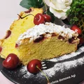 Ciasto drożdżowe łyżką mieszane z czereśniami i kruszonką
