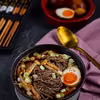 Zupa z pastą miso, makaronem soba, grzybami shimeji i jajkiem nitamago