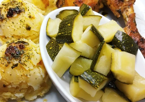 Pyszne ćwiartki kurczaka pieczone w przyprawach