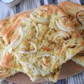 Włoska focaccia z cebulą