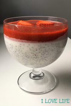 Pudding chia z musem truskawkowym