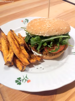 Burger z czerwonej soczewicy i kaszy jaglanej