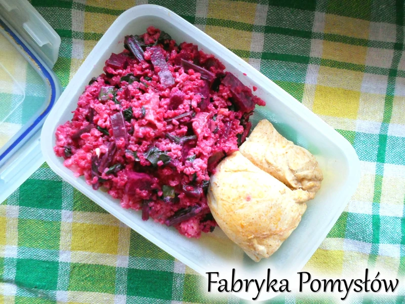 Sałatka z kaszą bulgur, botwinką i rzodkiewką + pieczona pierś z kurczaka
