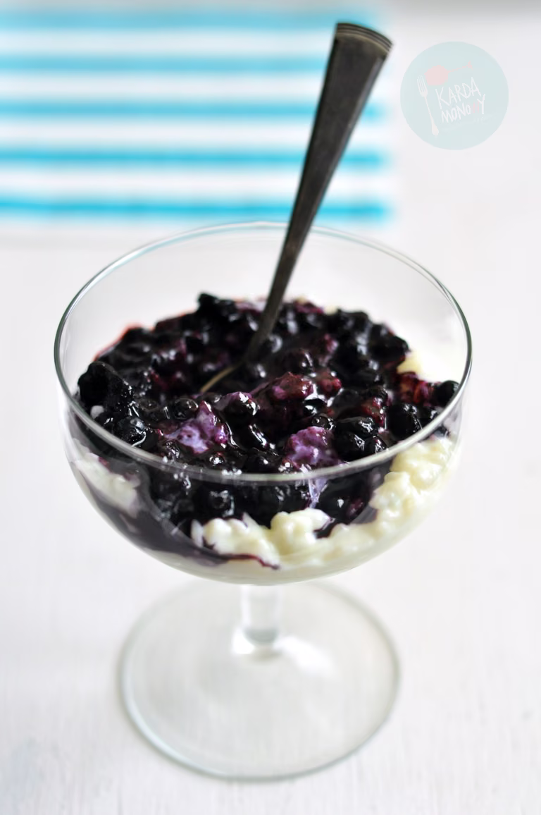 Pudding ryżowy z białą czekoladą i jagodami