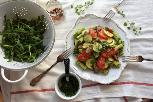 makaron z pesto z rucoli i orzechów i migdałów z  kabanosem, pomidorem i cukinią