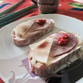 Kanapka z gruszką i ajvarem