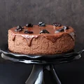 Sernik czekoladowy z pijaną śliwką