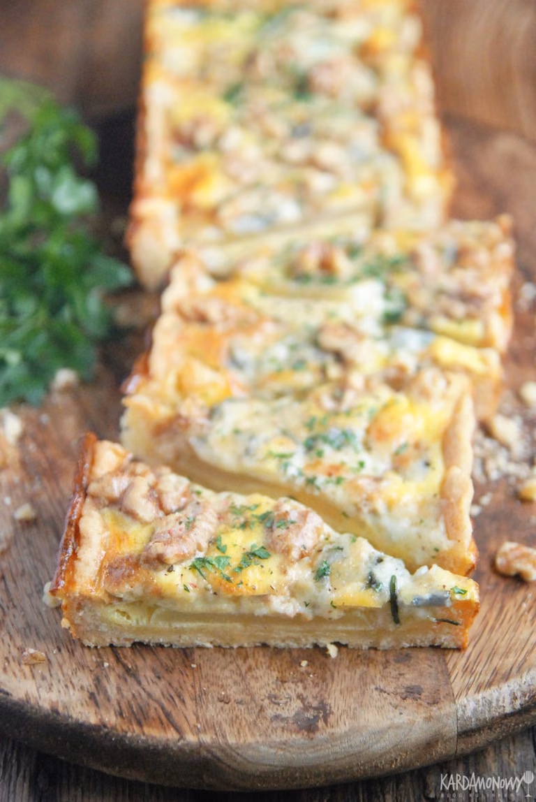 Tarta z gruszkami, orzechami włoskimi i gorgonzolą