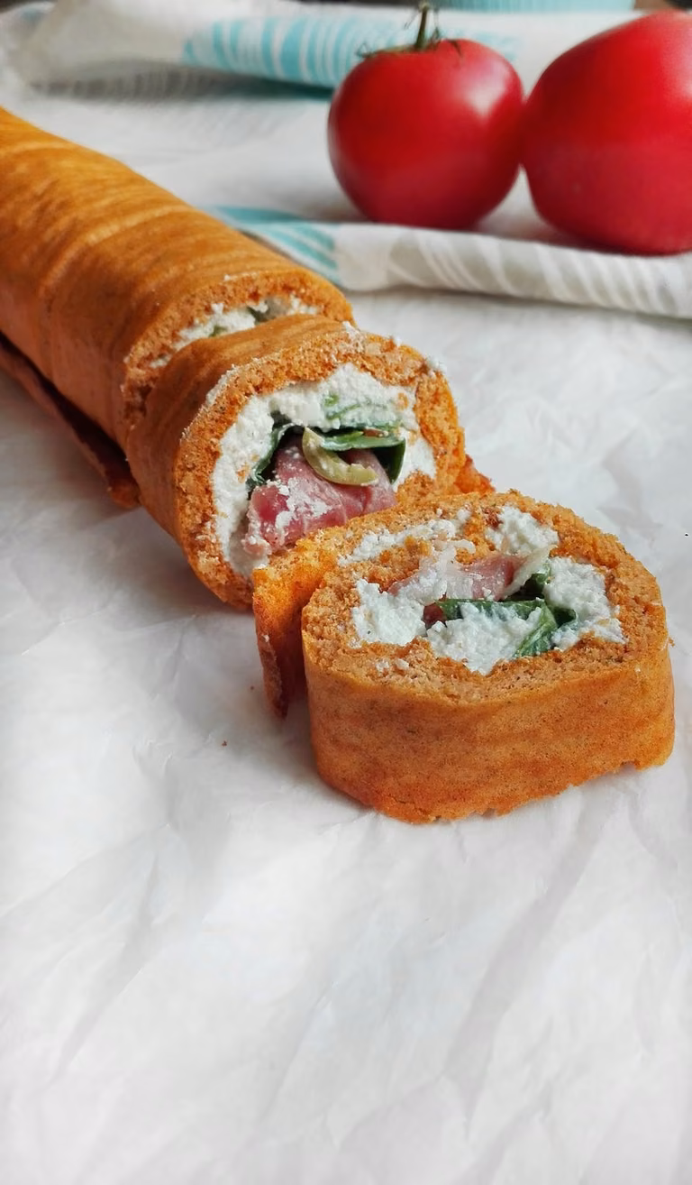 POMIDOROWA ROLADA Z TWAROŻKIEM I PROSCIUTTO
