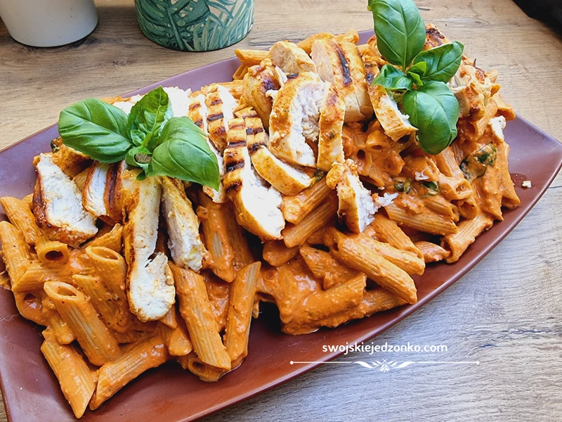 Makaron z grillowanym kurczakiem z kremowym sosie