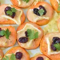 Pieczone bataty z serem brie i żurawiną