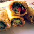 Omlet z łososiem wędzonym, awokado i rukolą
