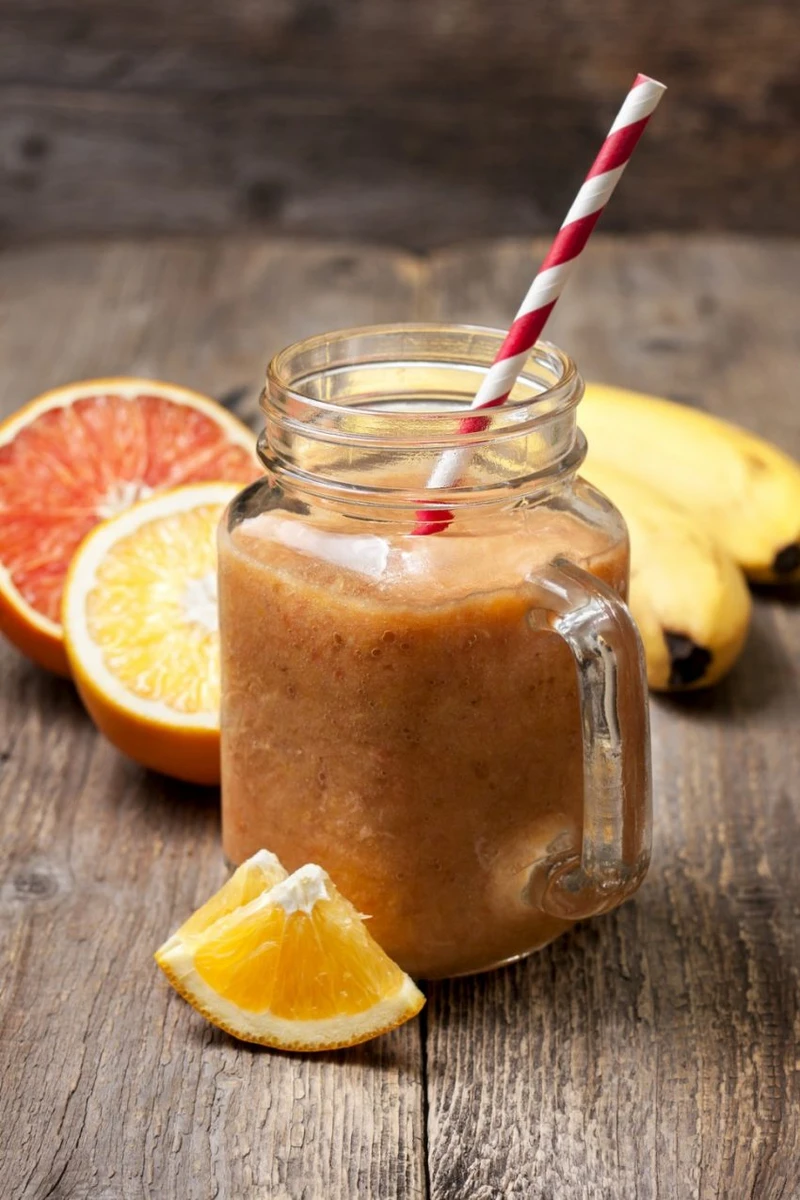 SMOOTHIE Z GREJFRUTEM, POMARAŃCZĄ I BANANEM