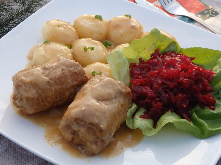 Roladki schabowe z suszonymi morelami