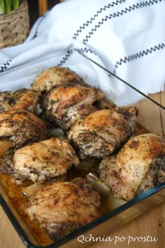 Udźce kurczaka pieczone w majeranku z jabłkami i cebulą