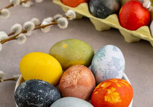 Domowe pisanki i kraszanki - naturalne sposoby na barwienie jajek