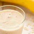 Mroźny i mleczny koktajl bananowy