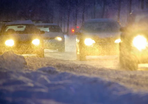 IMGW ostrzega: Oblodzenie i silny wiatr zagrożeniem dla TYCH województw!