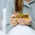 Herbatki ziołowe na wiosnę - co pić, żeby sobie nie zaszkodzić?