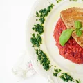 Buraczkowe risotto z dodatkiem pesto i stekiem z tuńczyka