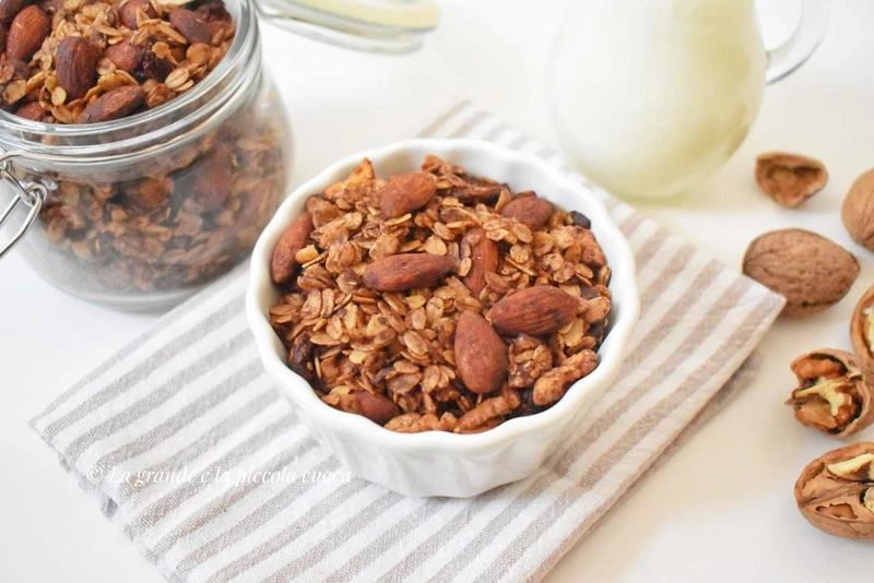 Daktylowa granola z migdałami i orzechami
