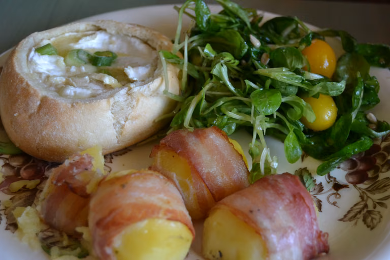 Zapiekany Camembert z ziemniakami i boczkiem