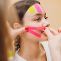 Po co kobiety przyklejają sobie taśmy na twarz?