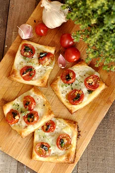 Mini pizze z ciasta francuskiego