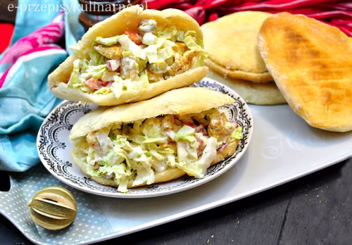CHLEBKI PITA Z SAŁATKĄ GYROS