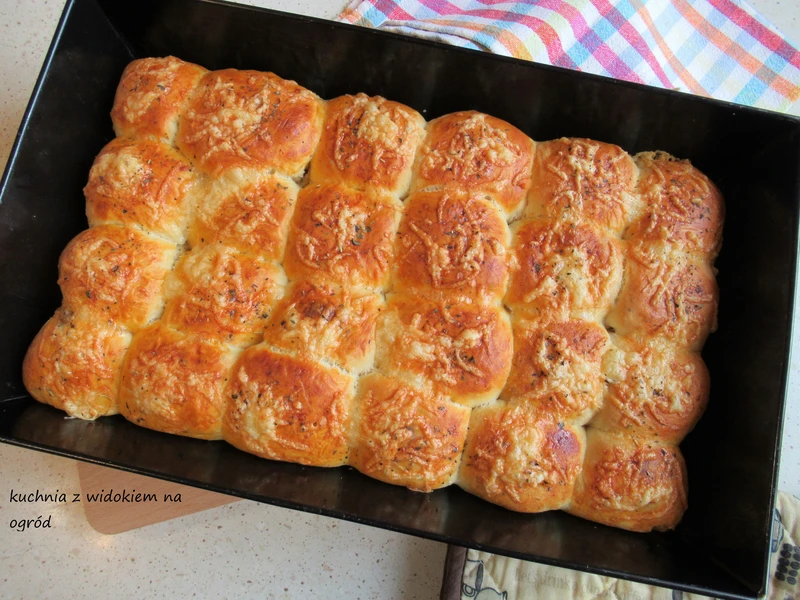 Odrywane bułeczki drożdżowe z pieczarkami i mozzarellą