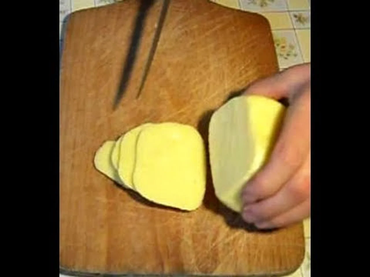 Domowy żółty ser z dziurami