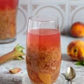 Kompot z rabarbaru i brzoskwiń