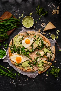 Pizza ze szparagami, zielonym groszkiem, jajkiem i sosem z gorszku