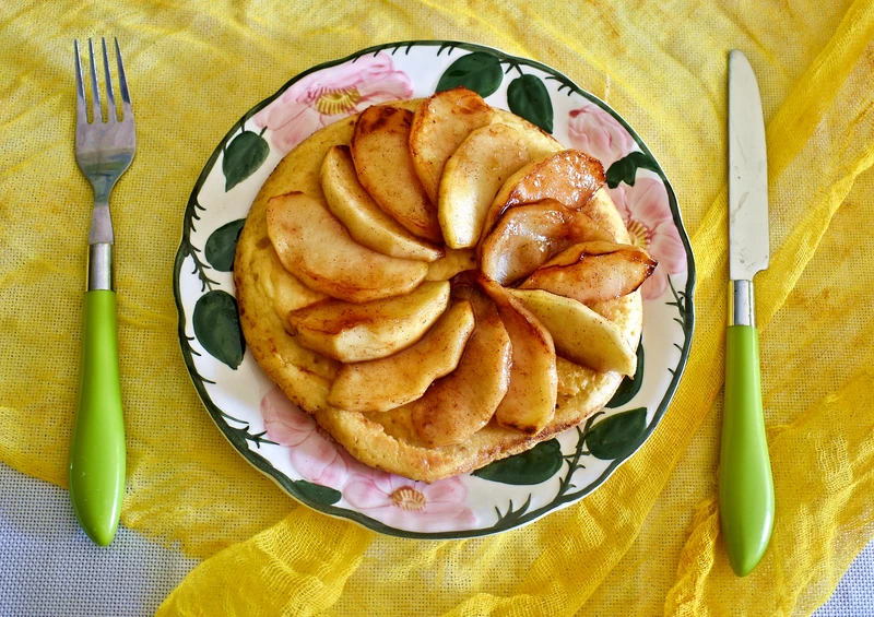 Omlet "szarlotkowy", czyli puszysty biszkoptowy omlet z jabłkiem i cynamonem