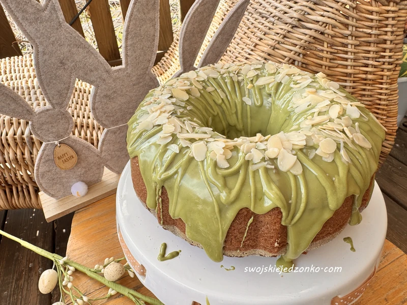 Szybka babka kakaowa z polewą pistacjową