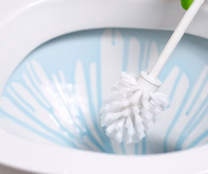 Wracasz z urlopu? Koniecznie przepłucz instalację wodną – to może uratować zdrowie!