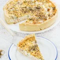SEROWY QUICHE Z ŁOSOSIEM