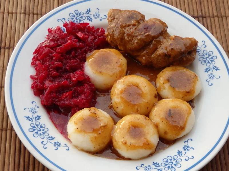 Roladki z karkówki z ogórkiem i papryką