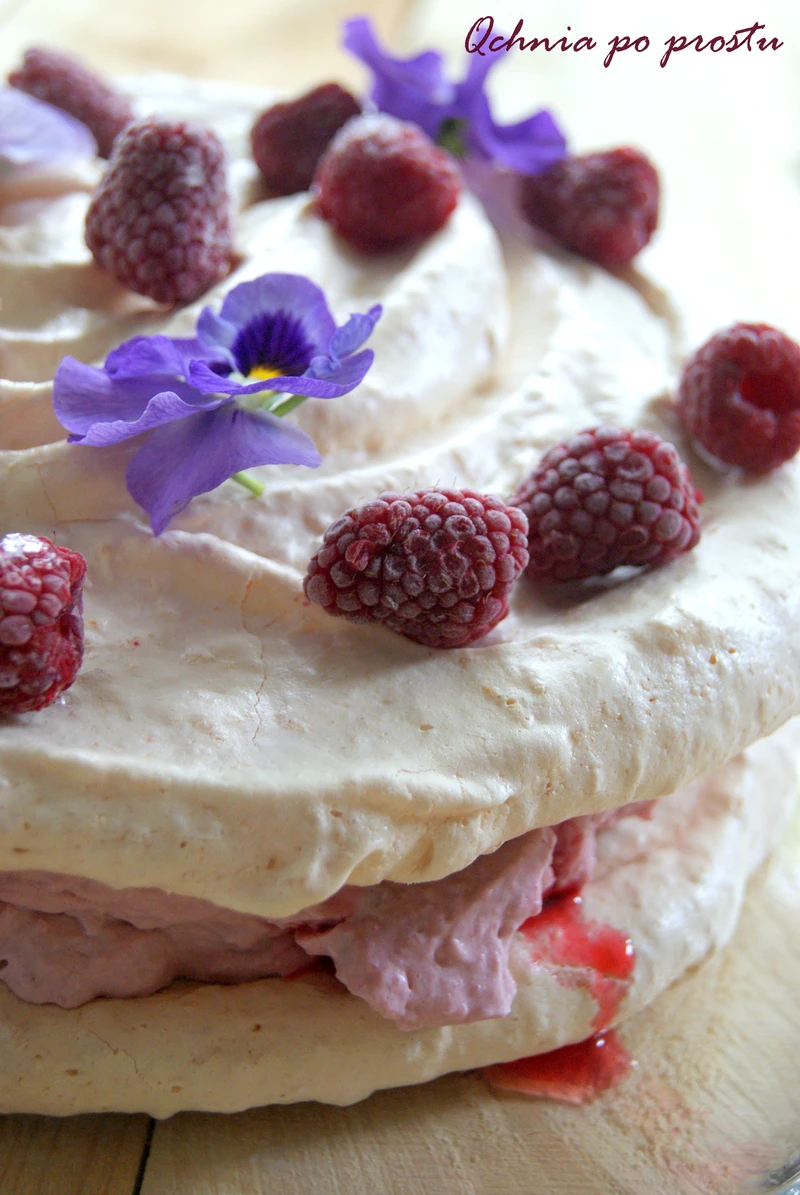 Tort bezowy z malinami