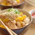 Kurczak szybko smażony (stir-fry) z mango, orzeszkami i kiełkami