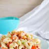 Sałatka z tortellini, ogórkiem, pomidorem i kurczakiem
