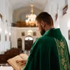 Kobieta wyznała księdzu, że mąż ją bije. Rada duchownego wywołała spore kontrowersje!