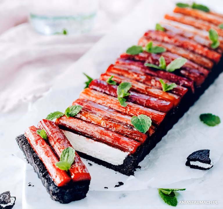 Tarta bez pieczenia z rabarbarem