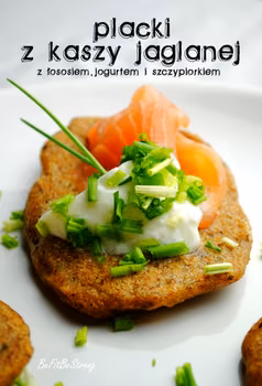 Placki z kaszy jaglanej z łososiem, jogurtem i szczypiorkiem